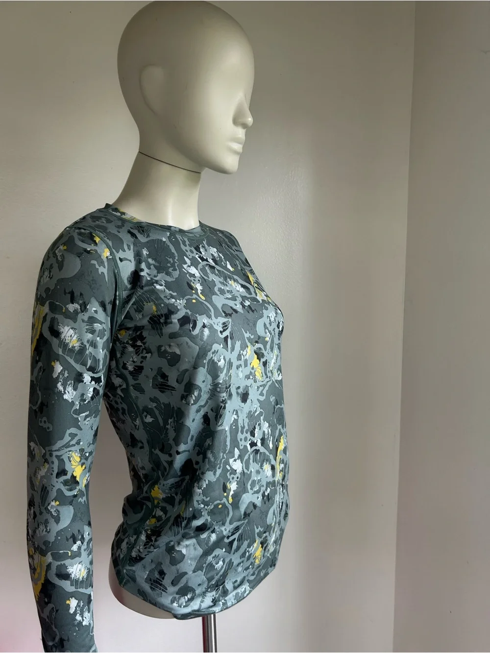 Kari traa s Long Sleeve Gray Camo Print Top with Yellow Accents new